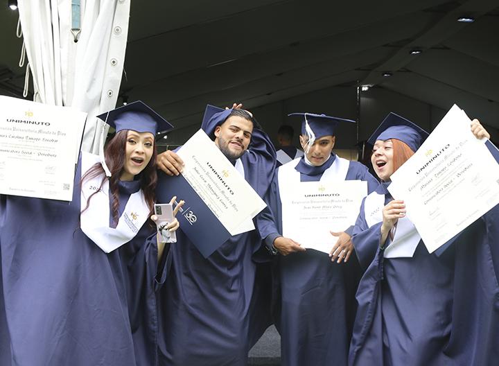 Graduados UNIMINUTON luciendo sus diplomas
