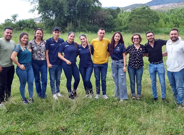 Estudiantes-del-semillero-IMPACTUS-NOVUS-realizan-salida-de-campo-para-la-realización-de-la-investigación-Sistemas-administrativos-y-toma-de-de.png
