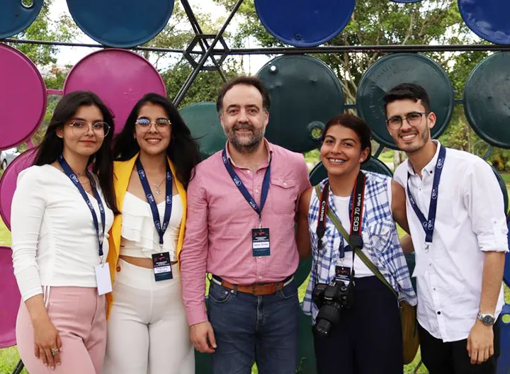Tomás-Durán-Becerra,-director-de-investigaciones-PCIS-junto-a-cinco-a-estudiantes-del-programa-de-comunicación-social-y-periodismo-UNIMINUTO.png 