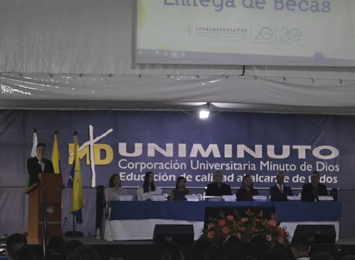 Mesa principal de la ceremonia de entrega de becas UNIMINUTO