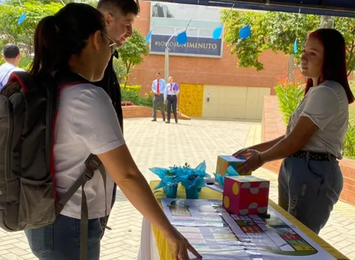 Estudiantes participando en los stand de la Feria del Ahorro del Agua y la Energía