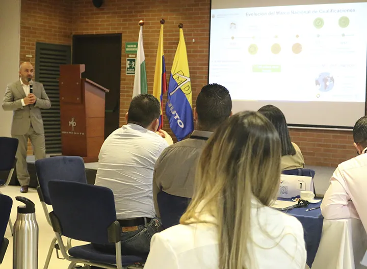 Expertos del Ministerio de Educación socializando el Narco Nacional de Cualificación