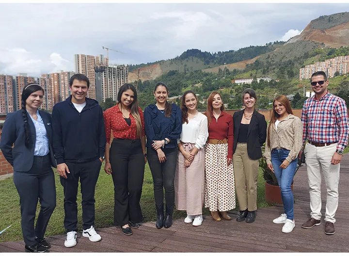 Funcionaros de Team Labs reunidos con colaboradores UNIMINUTO