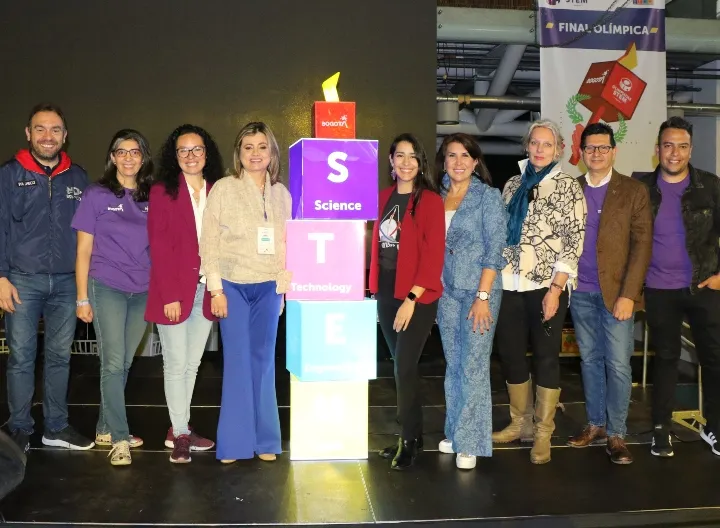 Foto de miembros del Parque Científico de Innovación Social y Secretaría de Educación