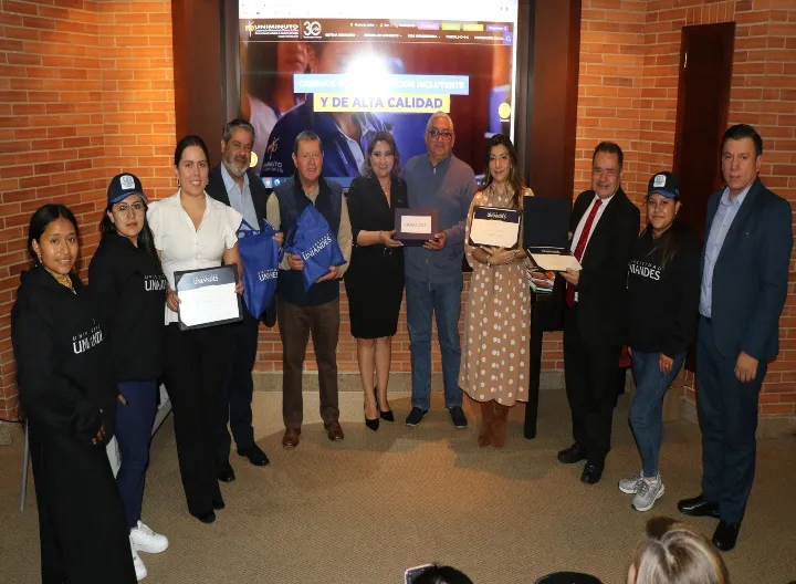 Directivos de UNIMINUTO y estudiantes de UNIANDES Ecuador 