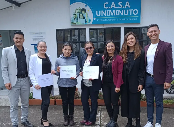 Docentes con diploma de Clausura del Proyecto 101 Ideas