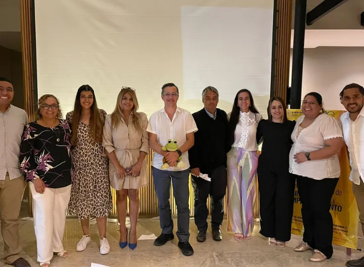 Mujeres y hombres posando 