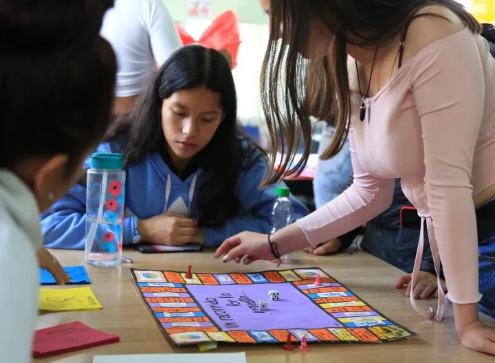 Estudiantes del Centro Universitario participan de una de las actividades desarrolladas en la biblioteca.