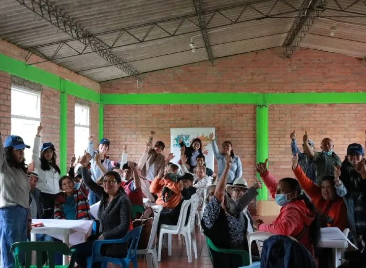 Manos de participantes en la cartografía social de la Vereda Veraguas en Pacho Cundinamarca.