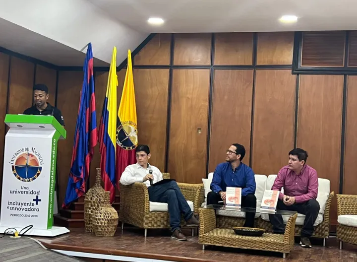 Personas en conversatorio 