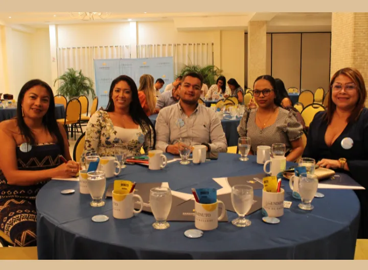 personas en una mesa reunidas en una mesa