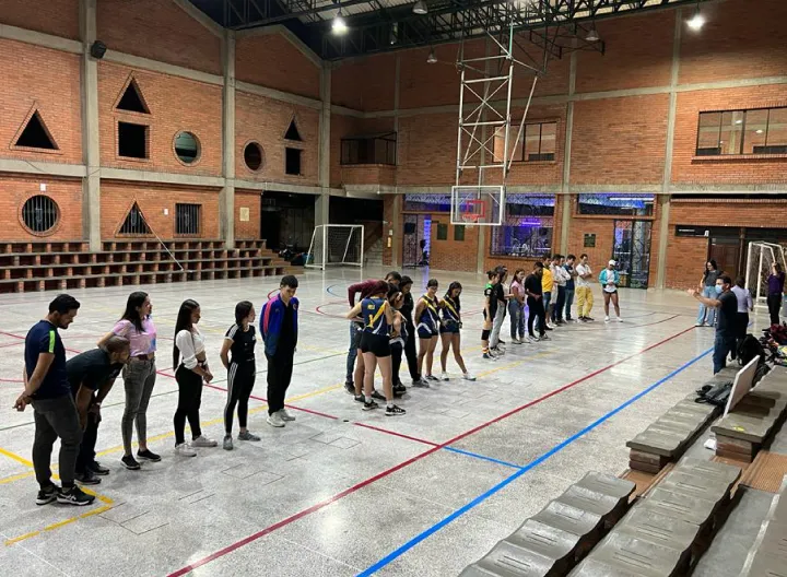 Estudiantes recibiendo instrucciones para realizar el taller