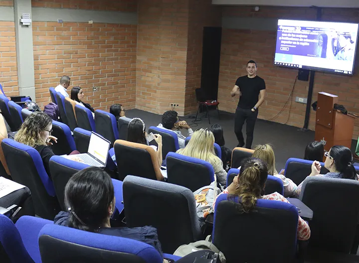 Personas reunidas en un auditorio