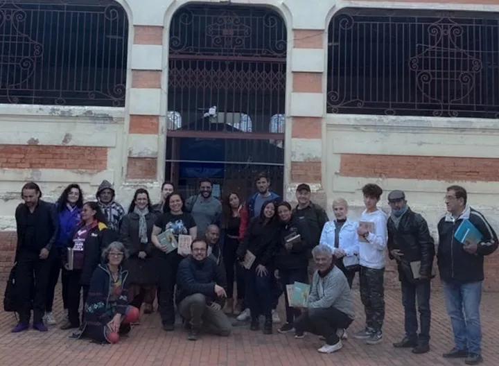 Estudiantes de muestras artísticas frente iglesia las cruces