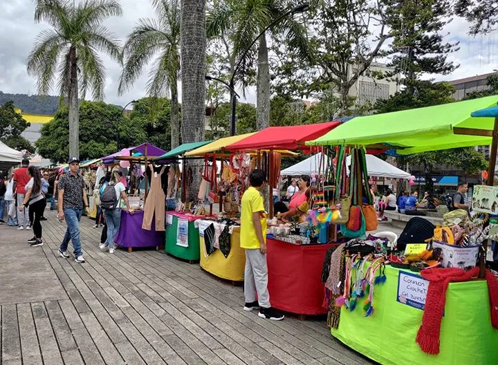 Plaza del parque municipal de Itagüí en la Feria de Oportunidades para la Familia de UNIMINUTO
