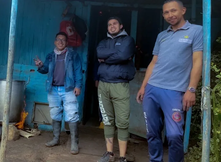 Jovenes campesionos frente a rancho del campo