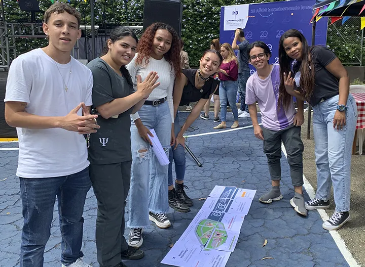 Jóvenes de pie armando un rompecabezas