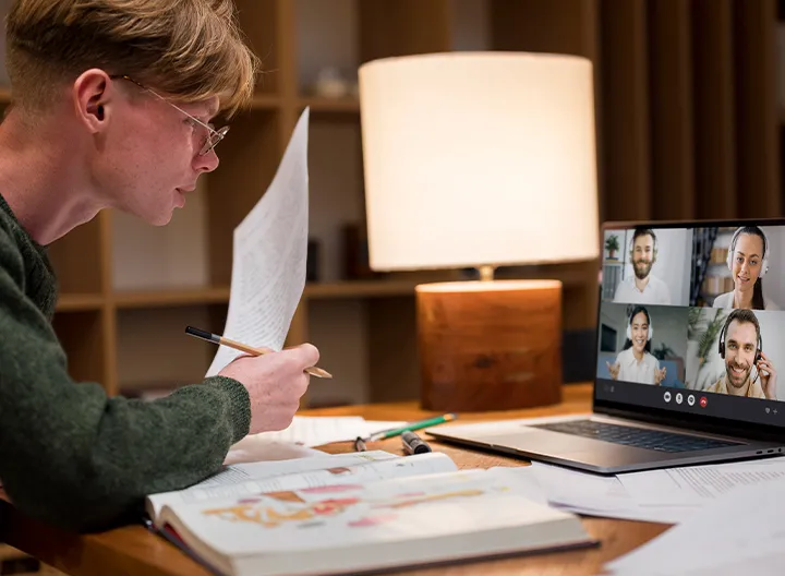 Estudiande en reunión virtual
