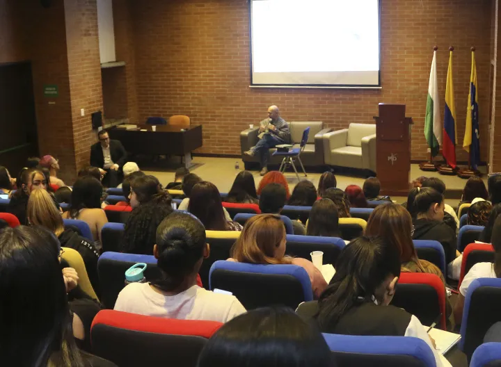 Personas escuchando una conferencia en un auditorio