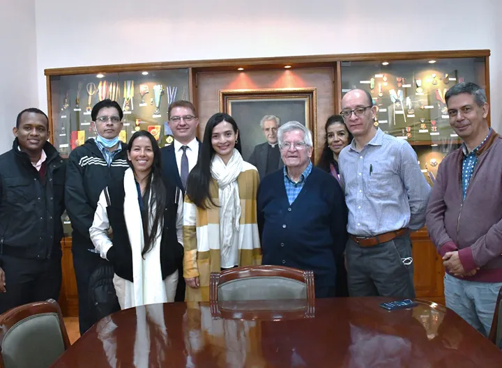 Pares académicos, directivos RBVD reunidos con el Pardre Diego jaramillo