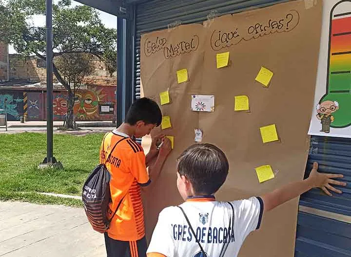 dsk-ninos-de-la-comunidad-participan-en-lluvia-de-ideas-laboratorio-gilab-salud-mental.jpg