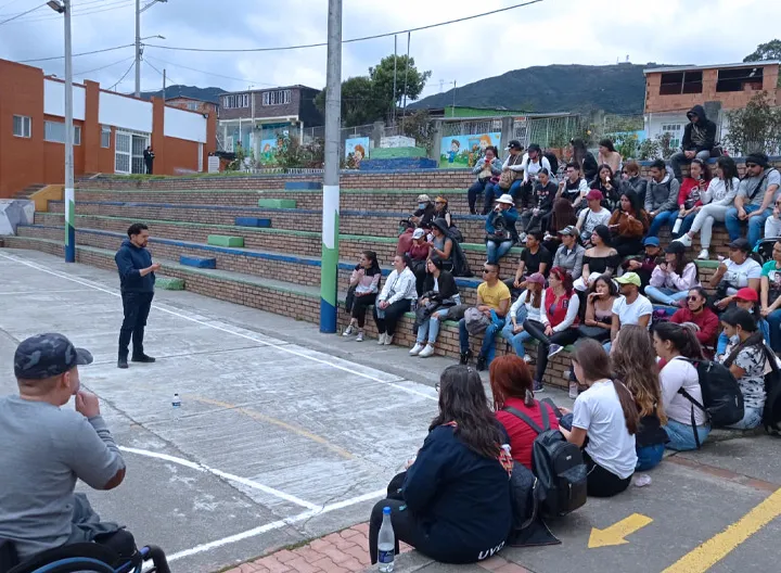 Estudiantes en gradas de parqeues del Mochuelo y Corinto en Ciudad Bolívar