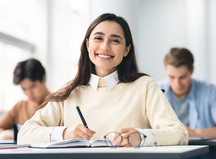 Mujer en salón de clase