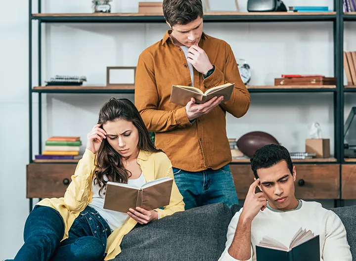 Estudiantes leyendo libros
