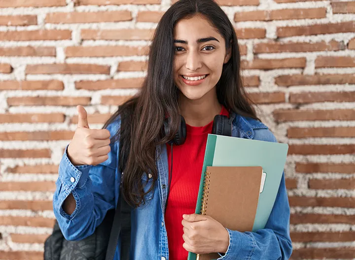 Estudiante universitaria con libros en la mano