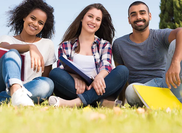 Estudiantes universitarios sonriendo
