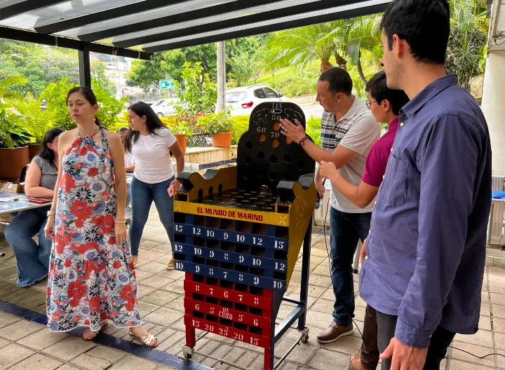 Colaboradores compartiendo un juego de rana.