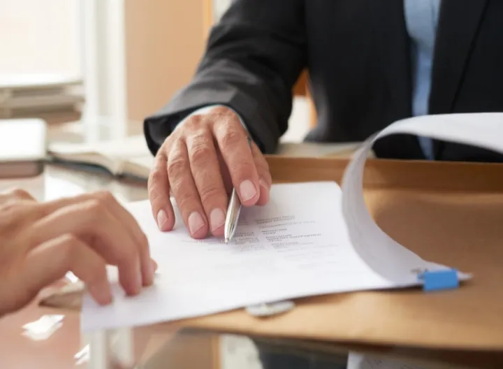empresarios firmando contrato