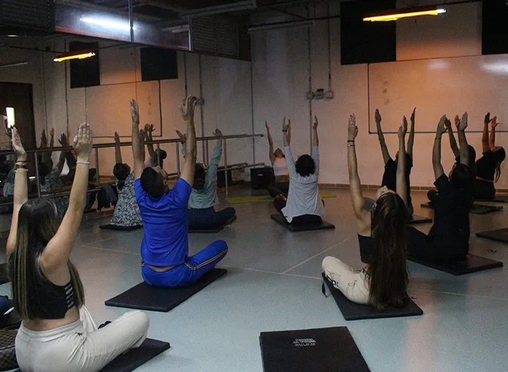 Estudiantes en clase de Yoga en UNIMINUTO