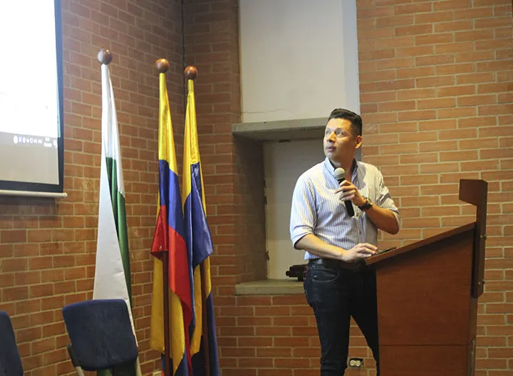 Docente Jair Eduardo Restrepo Pineda en su ponencia en el Coloquio de salud mental