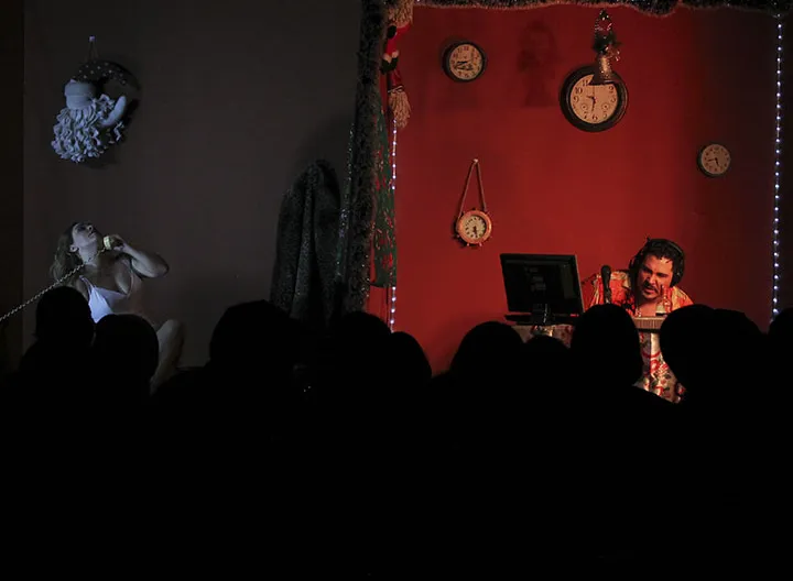 Actores de teatro realizando su obra en las tablas