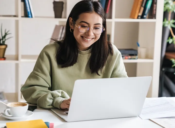 mujer con computador