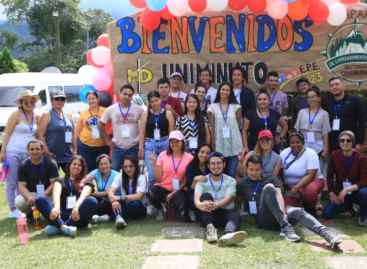 Estudiantes y egresados participantes del campamento