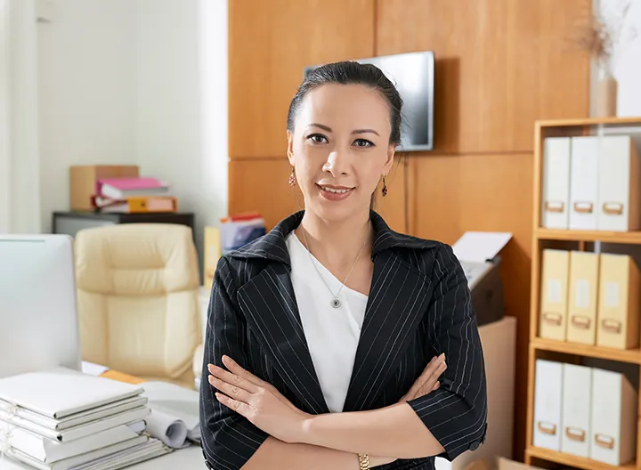 mujer ejecutiva en oficina