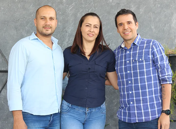 Estudiantes Niyiret Rincón y Giovanny Ramón junto con el profesor José Fernando Meneses