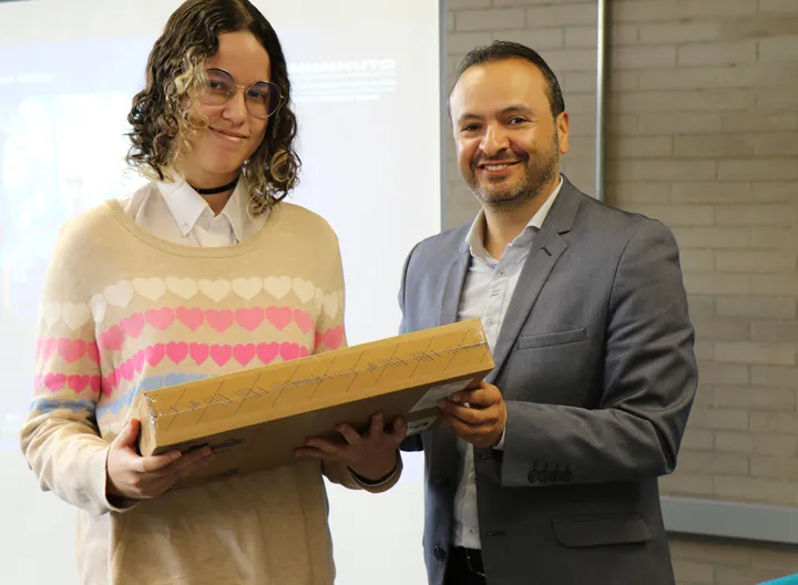 Vicerrector Acádemico UNIMINUTO con ganadora 