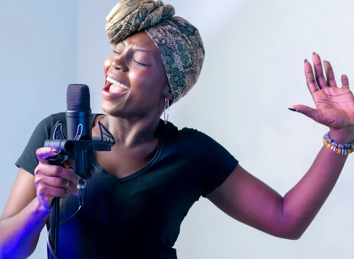 Hermosa mujer afro cantando