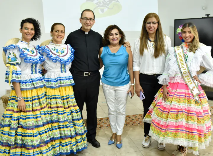 Foto del Padre Salomón Bravo Molina y la delegación de la Rectoría Tolima y Magdalena Medio