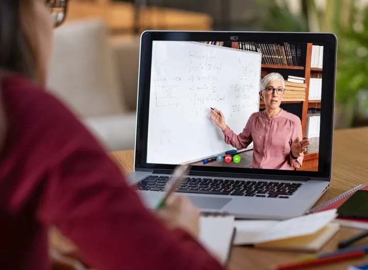 mujer frente a computador