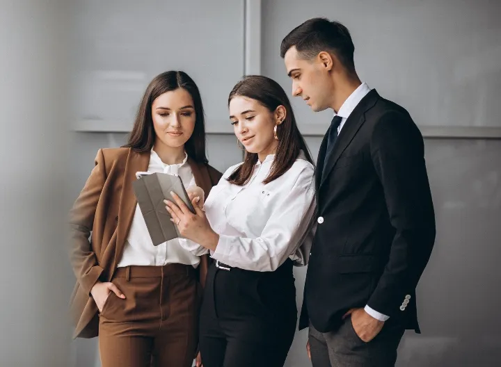líderes empresariales con tablet