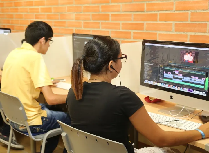 estudiantes UNIMINUTO frente a computador