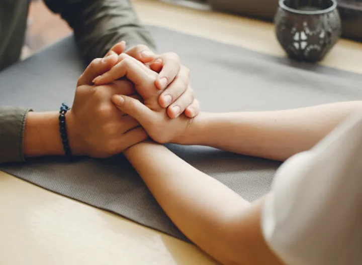 Dos personas tomadas de la mano