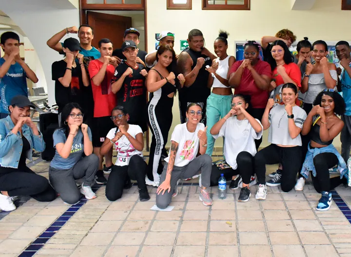 Colaboradores y estudiantes del Centro Universitario Cali, posterior a la realización de la clase de combat.