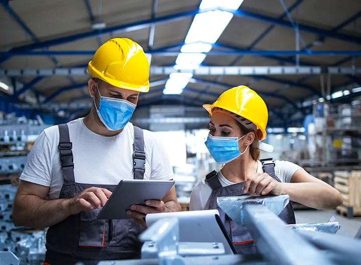 trabajadores con casco en fábrica