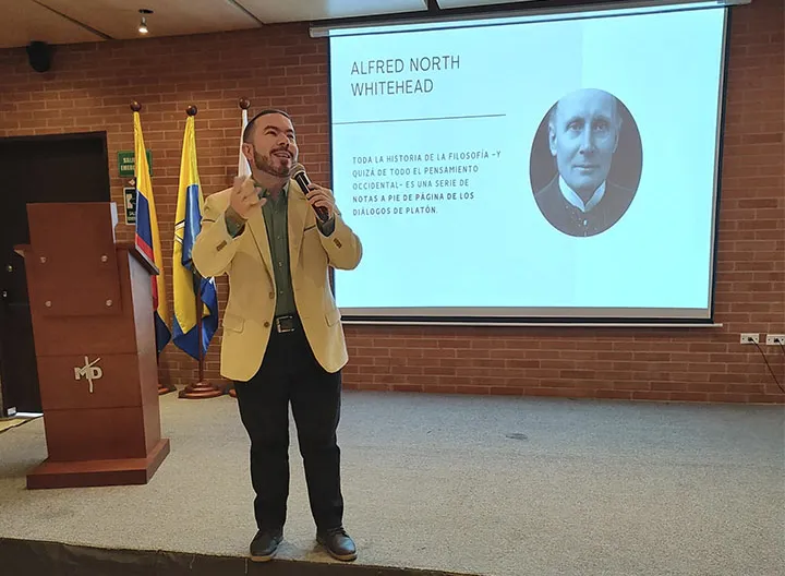 Padre Edward dictando la Lección Inaugural