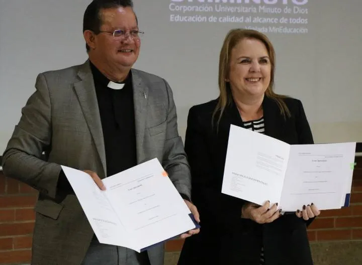 rector Uniminuto Harold Castilla y funcionaria IFC